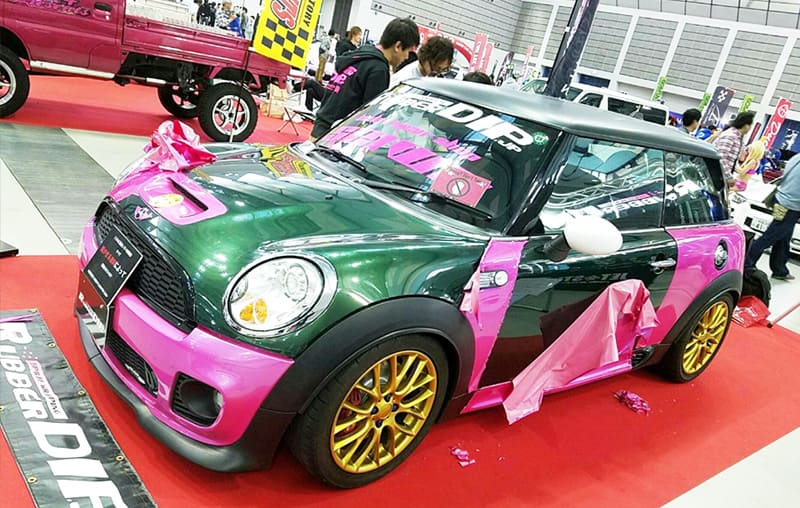 車の塗装でのカスタマイズの様子