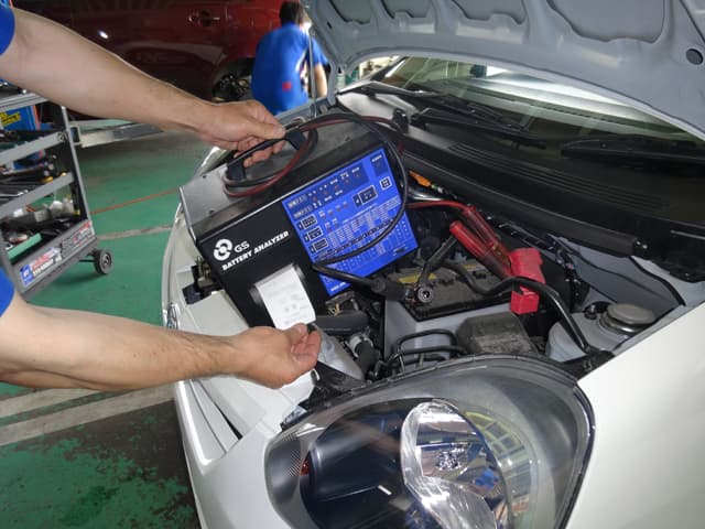 車の整備、修理の様子