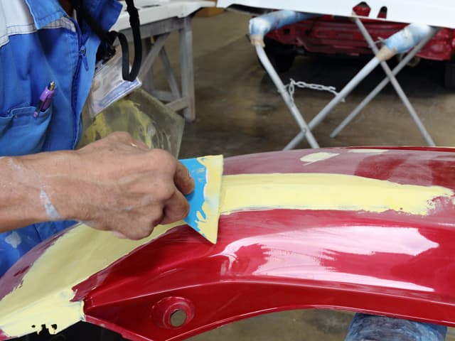 鈑金塗装作業途中