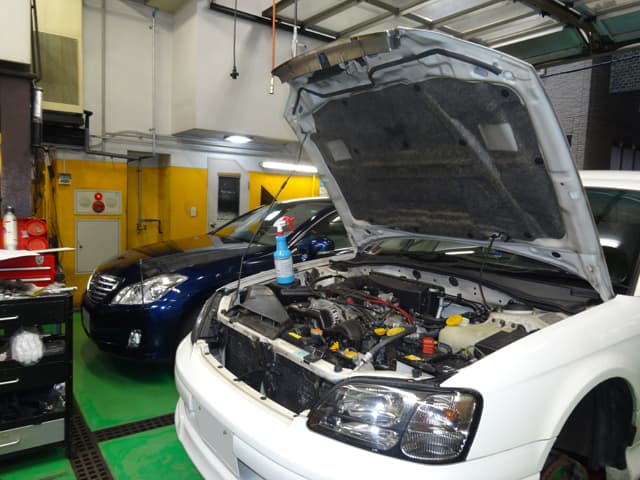 自動車整備中の様子