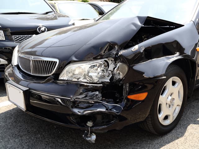 ヘッドライトが凹んだ事故車