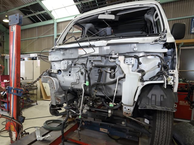 鈑金塗装途中の車