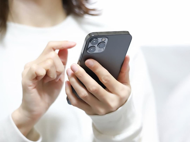 スマホを見ている女性